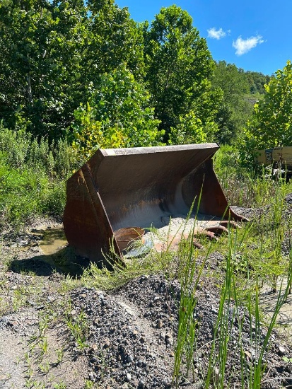 Rockland Rock Bucket, Model CDWA600-6, S/N R55636 & Frame and Engine from Pump (LOCATED IN HURLEY,
