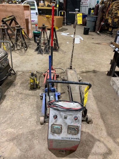 Assorted Hydraulic Jacks & Solar Battery Charger (BIGGS OFFICE LOCATION - 23956 KY-194, Phyllis, KY