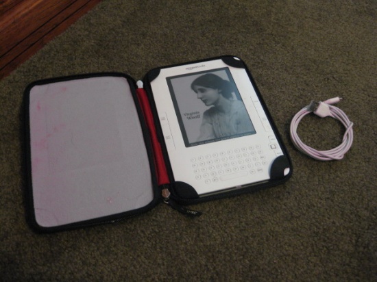 Kindle 3g wireless 6" Display Reading Device with Red padded zipper case