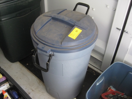 Rubbermaid Trash Can with oil absorber