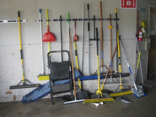 Lot Brooms Small Platform ladder