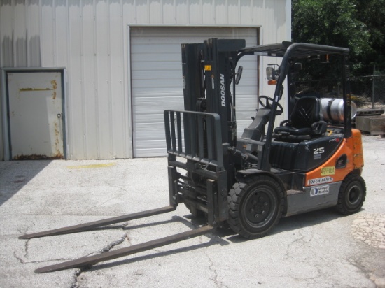 Doosan Model G25P=5 Propane Forklift 3 Stage Side Shift and Fork positioner