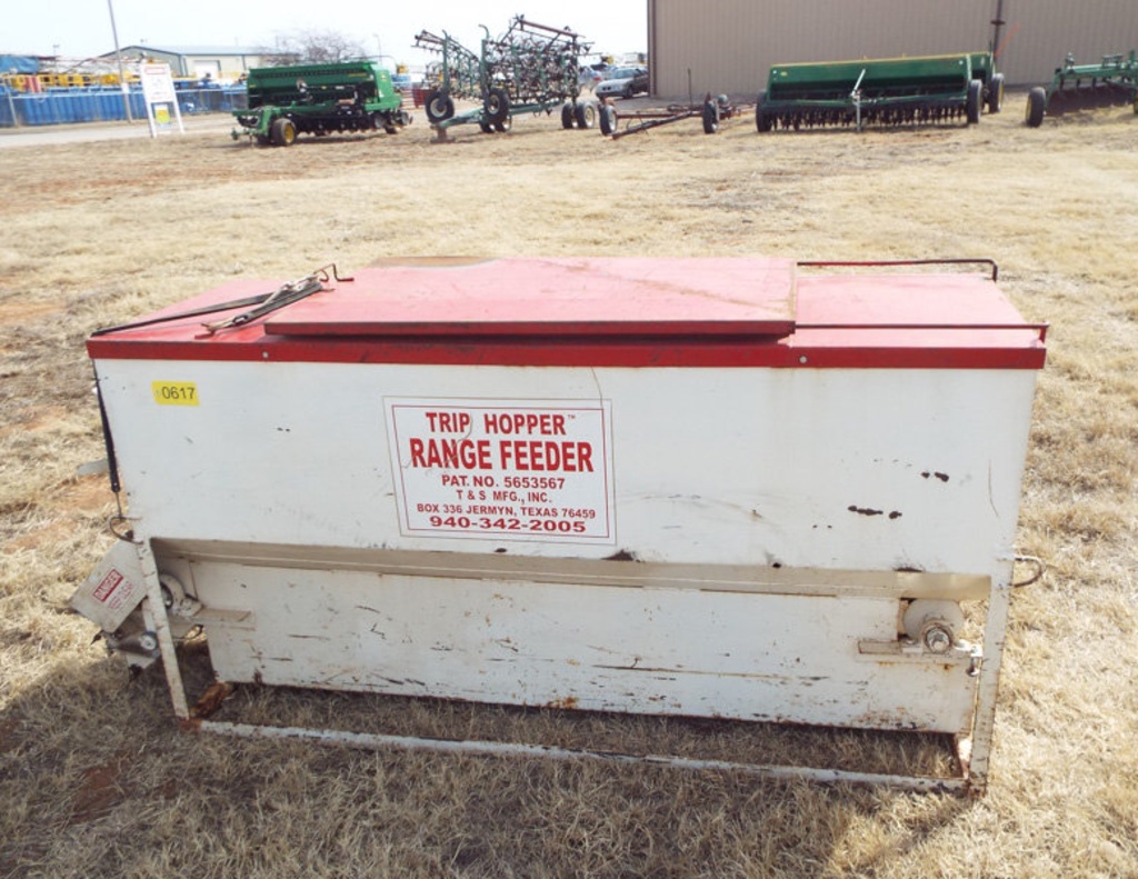 Range Trip Hopper Cube Feeder Model P 826 Farm Machinery