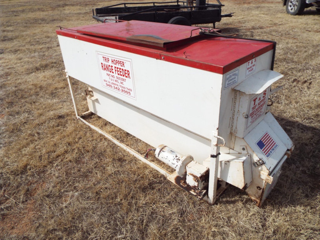 Range Trip Hopper Cube Feeder Model P 826 Farm Machinery