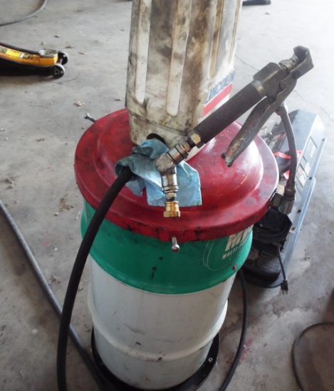 Lincoln 15-gallon barrel grease pump