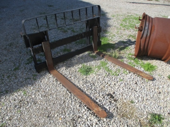 10.	JD H480 pallet forks