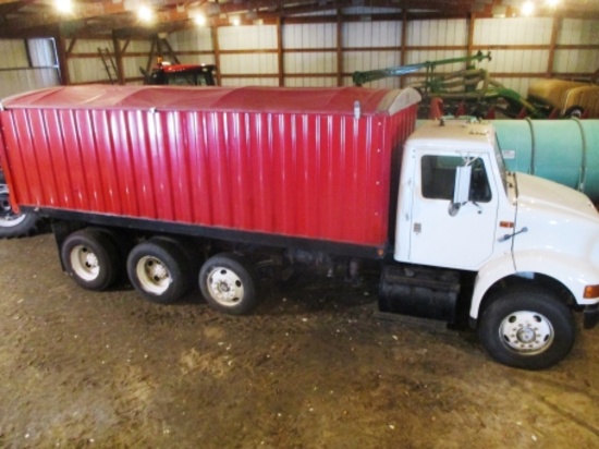 1999 IH 8100