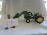 JD 2440 Utility tractor w/loader