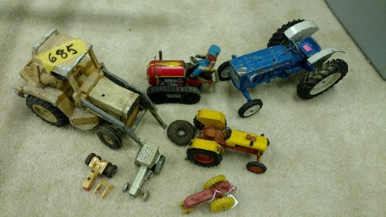Misc. toy tractors (damaged, for parts)