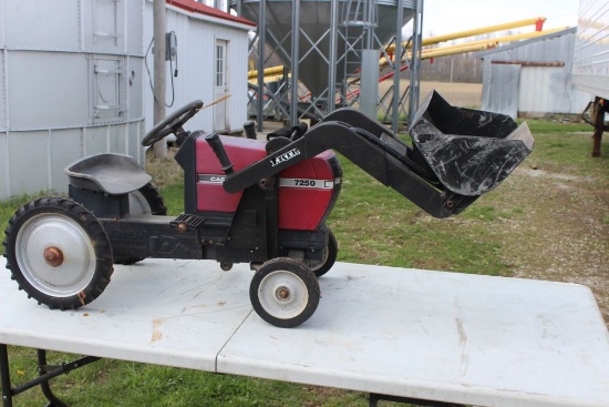 Case IH 7250 WF w/ loader pedal tractor