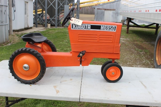 Kubota M 6950 pedal tractor