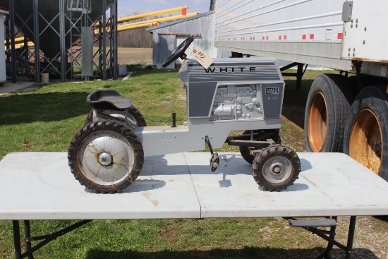White Field Boss 2-70, 2000 Fark Pr. Show pedal tractor