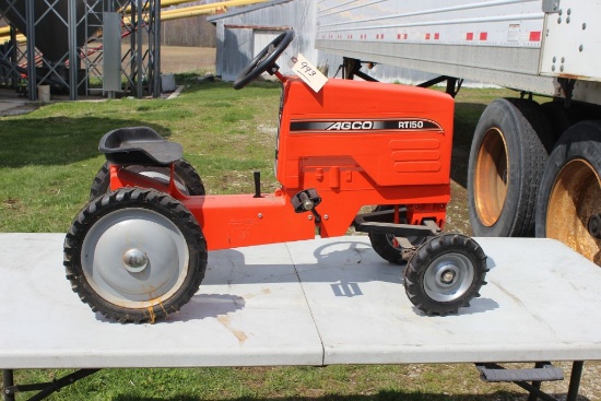 Agco RT150 WF Collectors Ed. 2004 signed pedal tractor