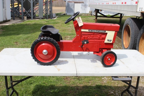 IH 766 WF pedal tractor