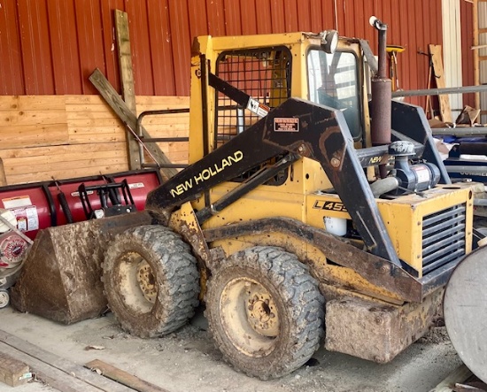 NH L 455 skidsteer