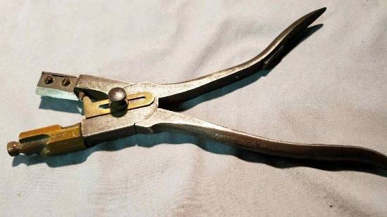 Adjustable Button Hole Cutter –