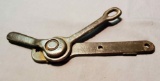 Self–Tightening Barn Door Latch