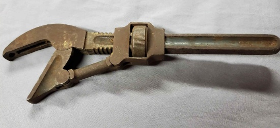Adjustable Jaw Monkey Wrench w/ Slots in Jaws