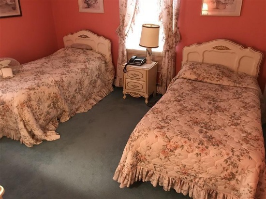 5 Piece Vintage Bedroom Suite By Kemp Furniture