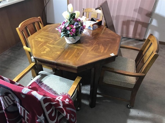 Dining room table, 4 chairs and leaf