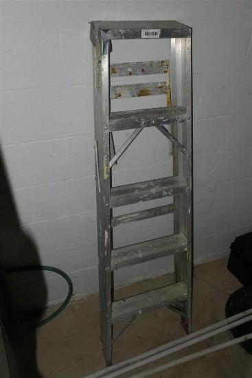 5' tall aluminum ladder