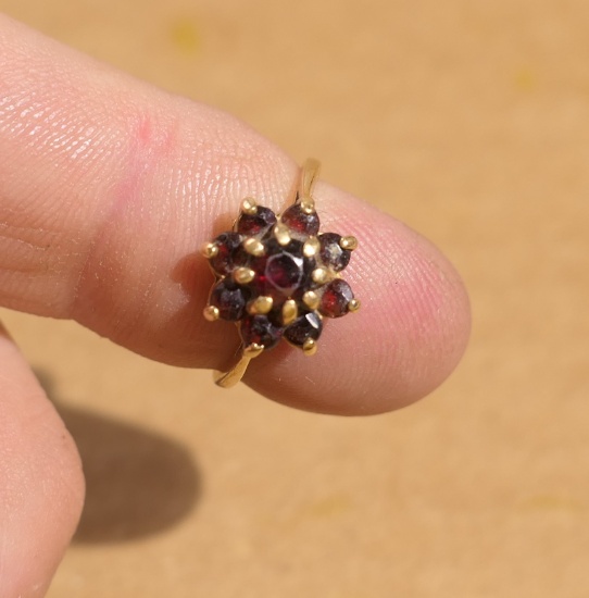 Antique gold and garnet lady's ring