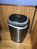 Garbage can w/electric eye