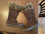Pair of Women's Size 8 Winter Boots