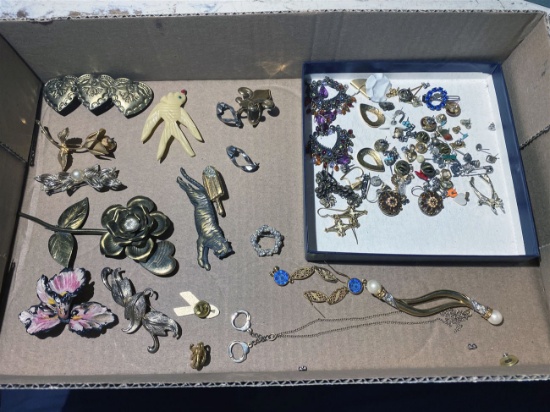 Flat lot of assorted vintage jewelry