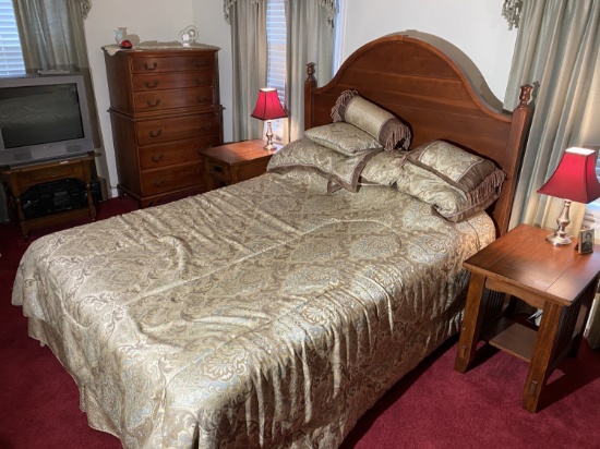 Elegant Queen sized bed, mattress, bedding