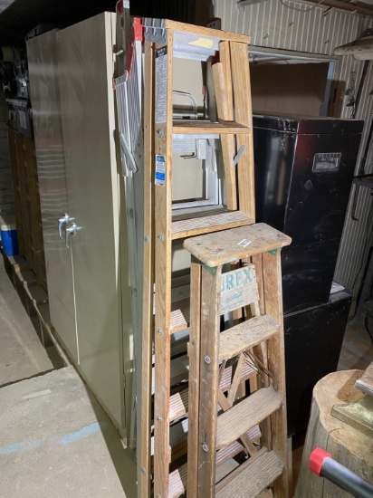 Lot of two wooden ladders