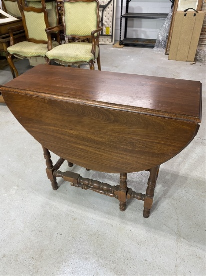 Vintage wooden drop leaf gate leg table