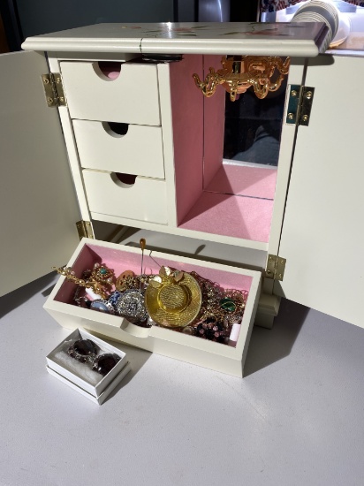 Jewelry box with assorted jewelry