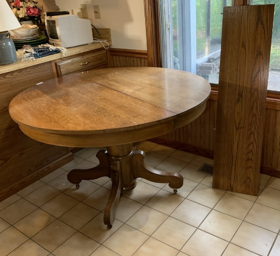 Pedestal Table with 1 Leaf.