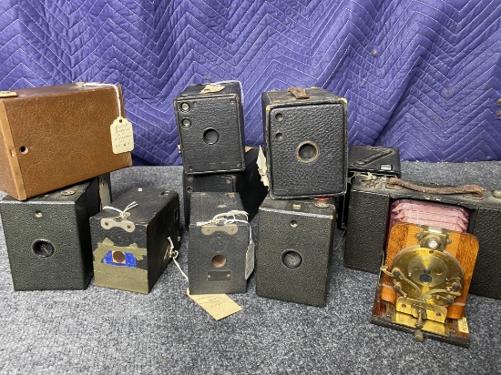 Group lot of assorted vintage, antique cameras