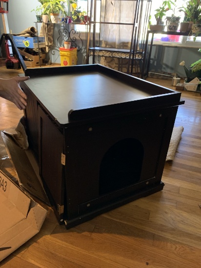 Enclosed Cat Pan litter Box. Assemblery Required.