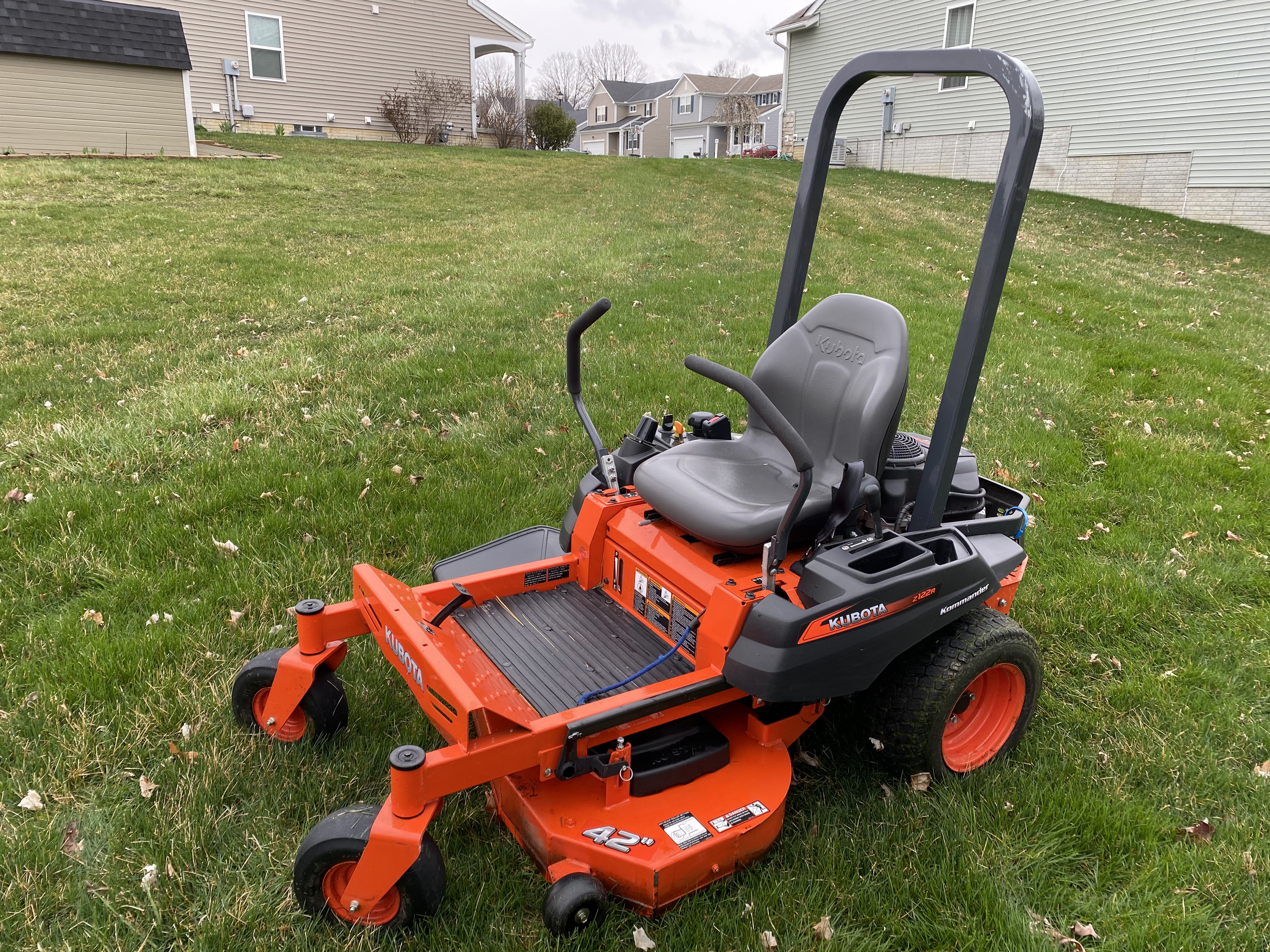 Kubota z122R Zero Turn Kommander Lawn Mower w 42