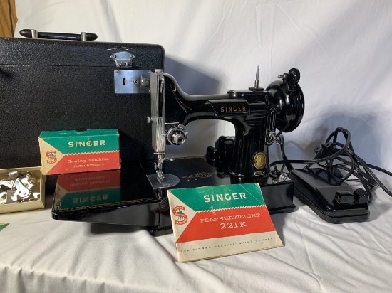 Singer Featherweight 221k Sewing Machine.