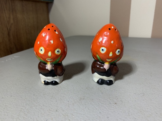 Vintage Salt n Pepper Shakers