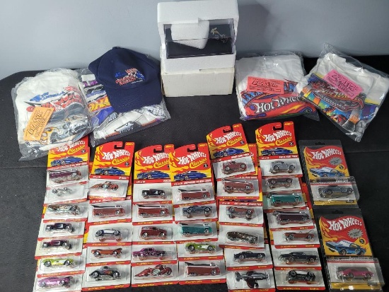 Hot Wheels Classics, Drag Van in Case, Convention T-Shirts & More