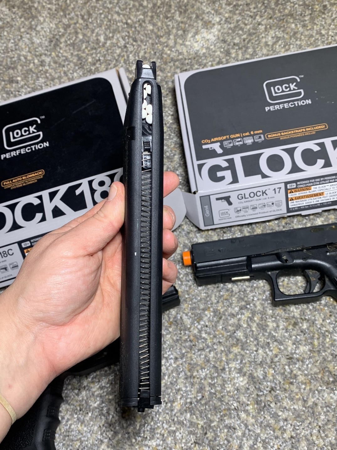 GLOCK 17＆18C ジャンク品 Officially licensed GLOCK G17 by GHK - Why $400!?! : Elite