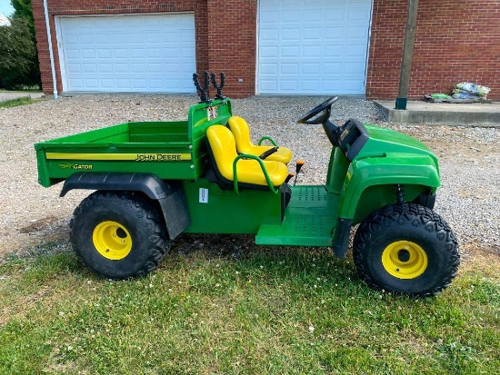 2019 John Deere Gator 4x2 Utility Vehicle 196 hours - Hydraulic Dump Bed