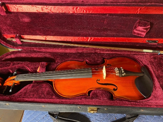 Vintage 4/4 Violin Student Model in Case with Bow