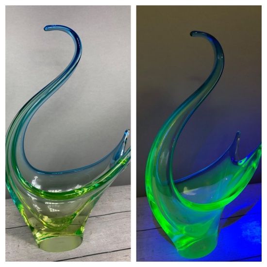 Vintage Canadian Chalet Art Glass Swan Basket with Uranium Glass
