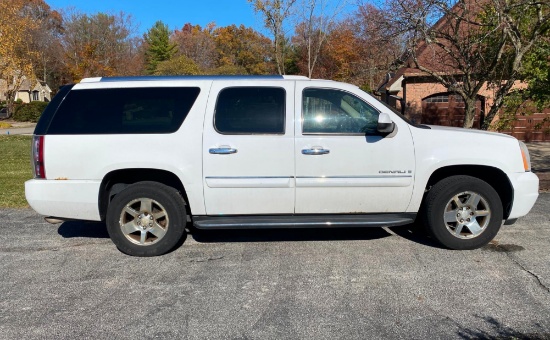 2008 GMC Yukon XL 1500 Large SUV w/Third Road Seating