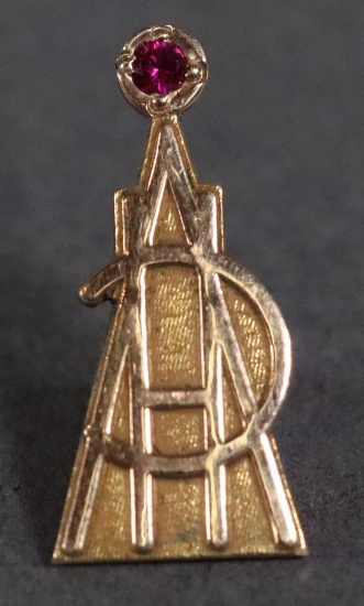 10k gold Pendant 1.6 grams with small ruby