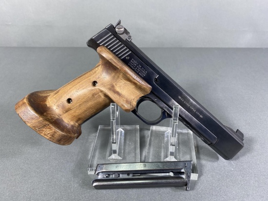 * Smith & Wesson Model 41 Target Pistol 22LR Nice w/Extra Mag