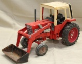 International 1586 tractor w/loader; Ertl;