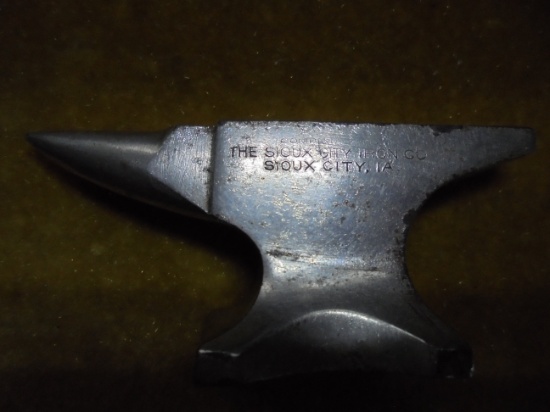 OLD "SIOUX CITY IRON CO." ADVERTISING MINI ANVIL