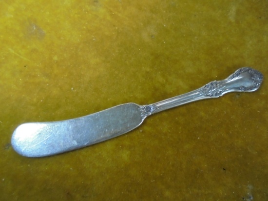 VINTAGE STERLING BUTTER KNIFE WITH "INTERNATIONAL" MARK IN A "WILD ROSE" PATTERN